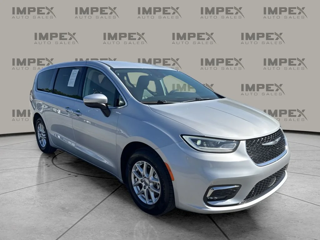 Used 2023 Silver Chrysler Touring L image 7
