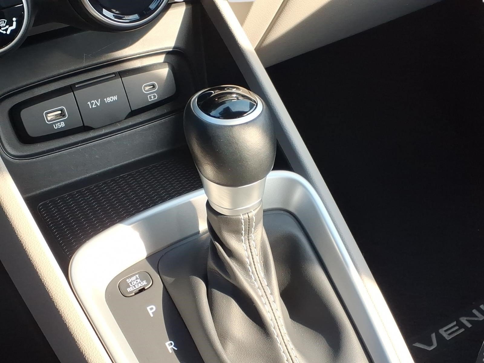 2025 Hyundai Venue SEL - Photo 17
