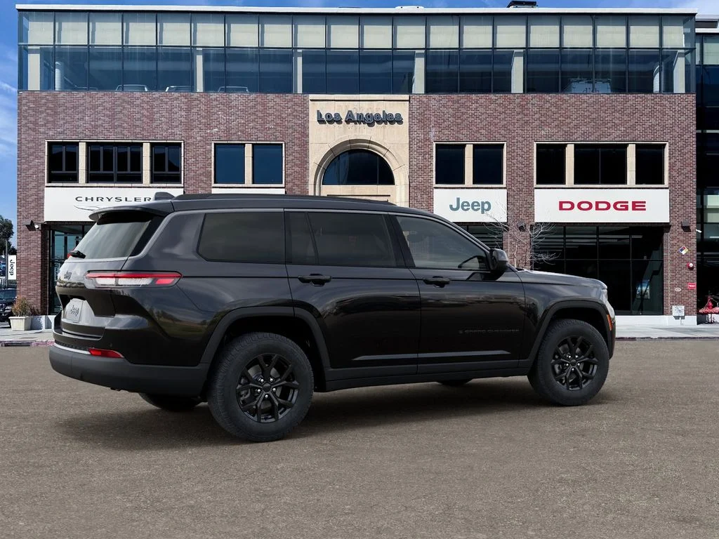 New 2026 Diamond Black Crystal Pearl-Coat Exterior Paint Jeep Altitude image 4