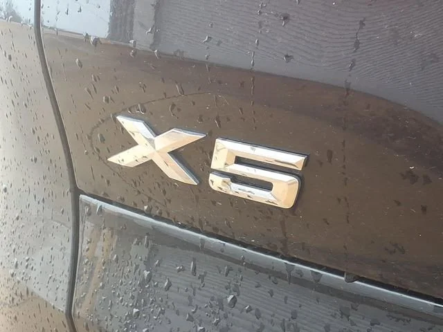 Used 2025  BMW xDrive50e image 27
