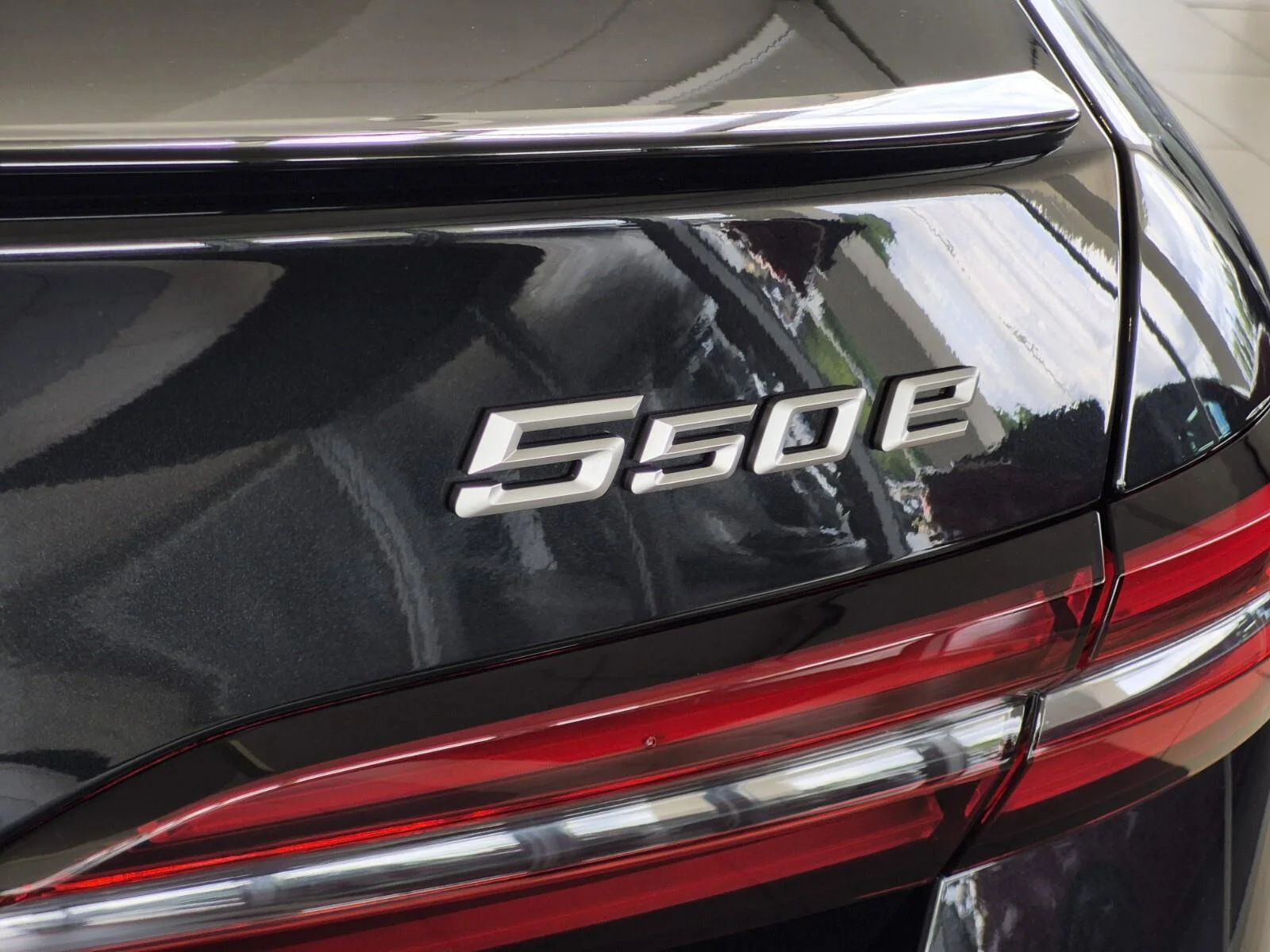 New 2027 Black Sapphire Metallic BMW 550e xDrive image 8