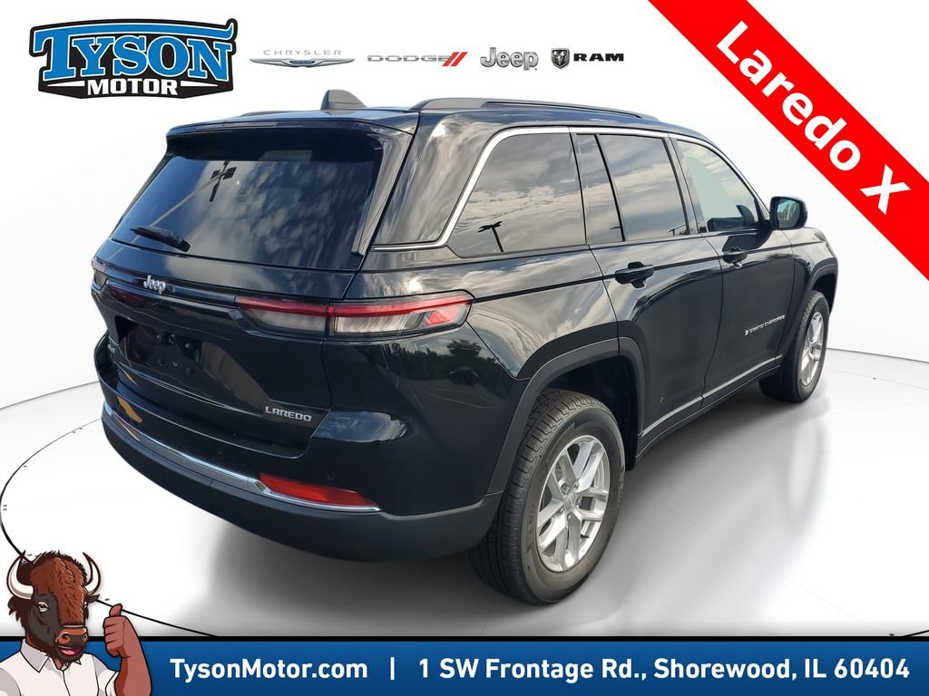 New 2025 Diamond Black Crystal Pearl-Coat Exterior Paint Jeep Laredo X image 4
