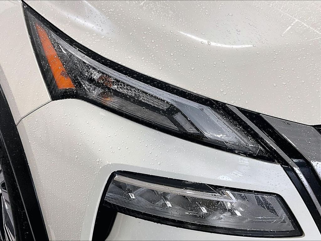 Used 2023 White Nissan SV image 33
