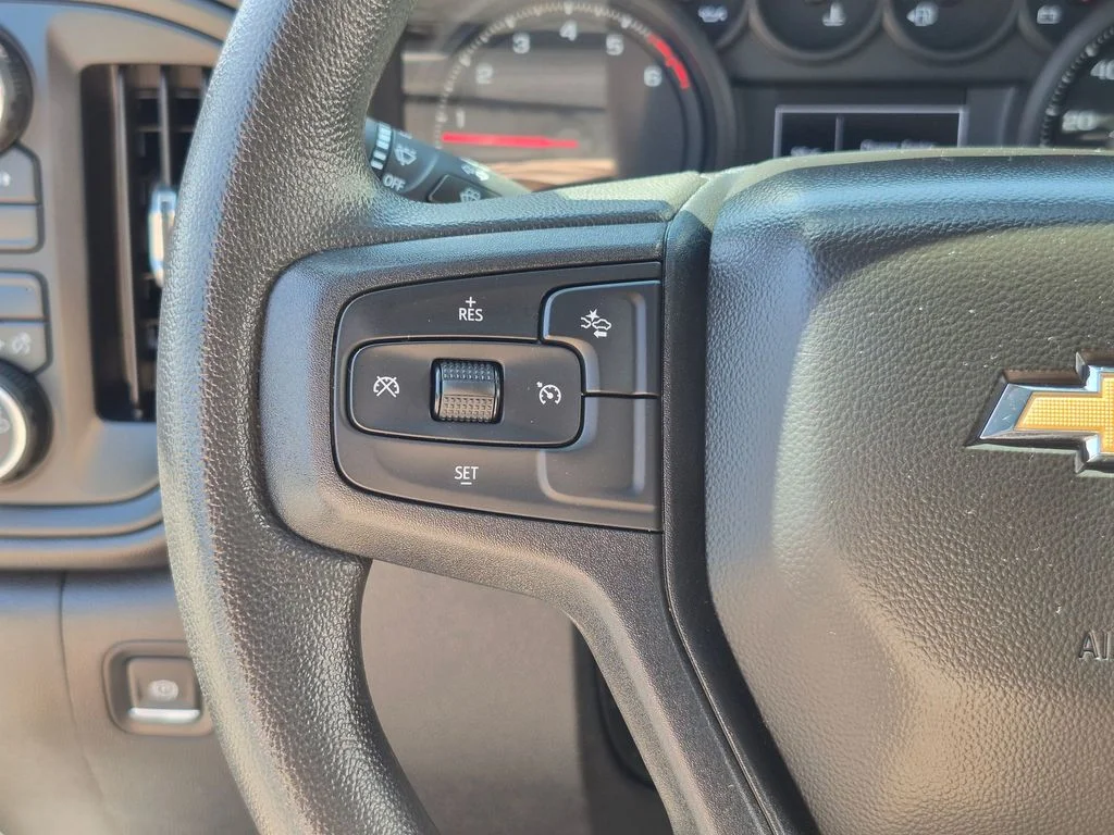 Used 2025 White Chevrolet Custom image 17