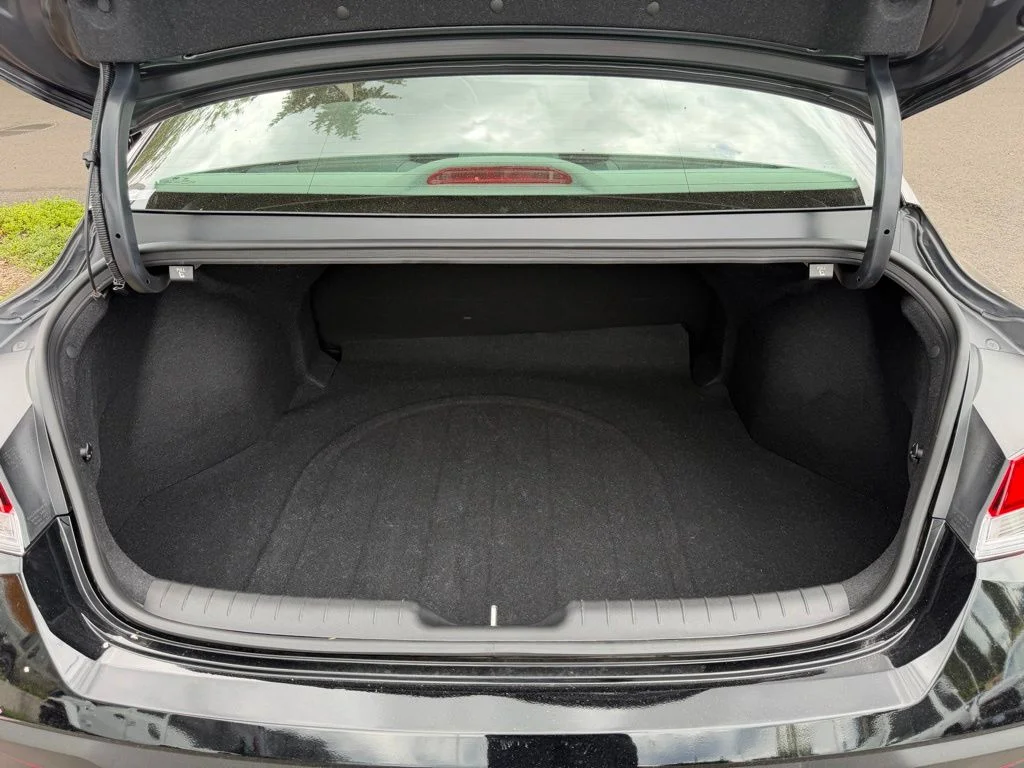 Used 2024 Black Hyundai SE image 10