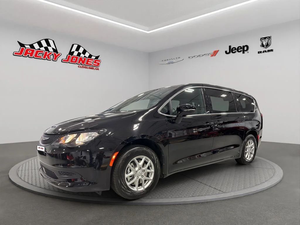 2026 Chrysler Voyager LX's photo