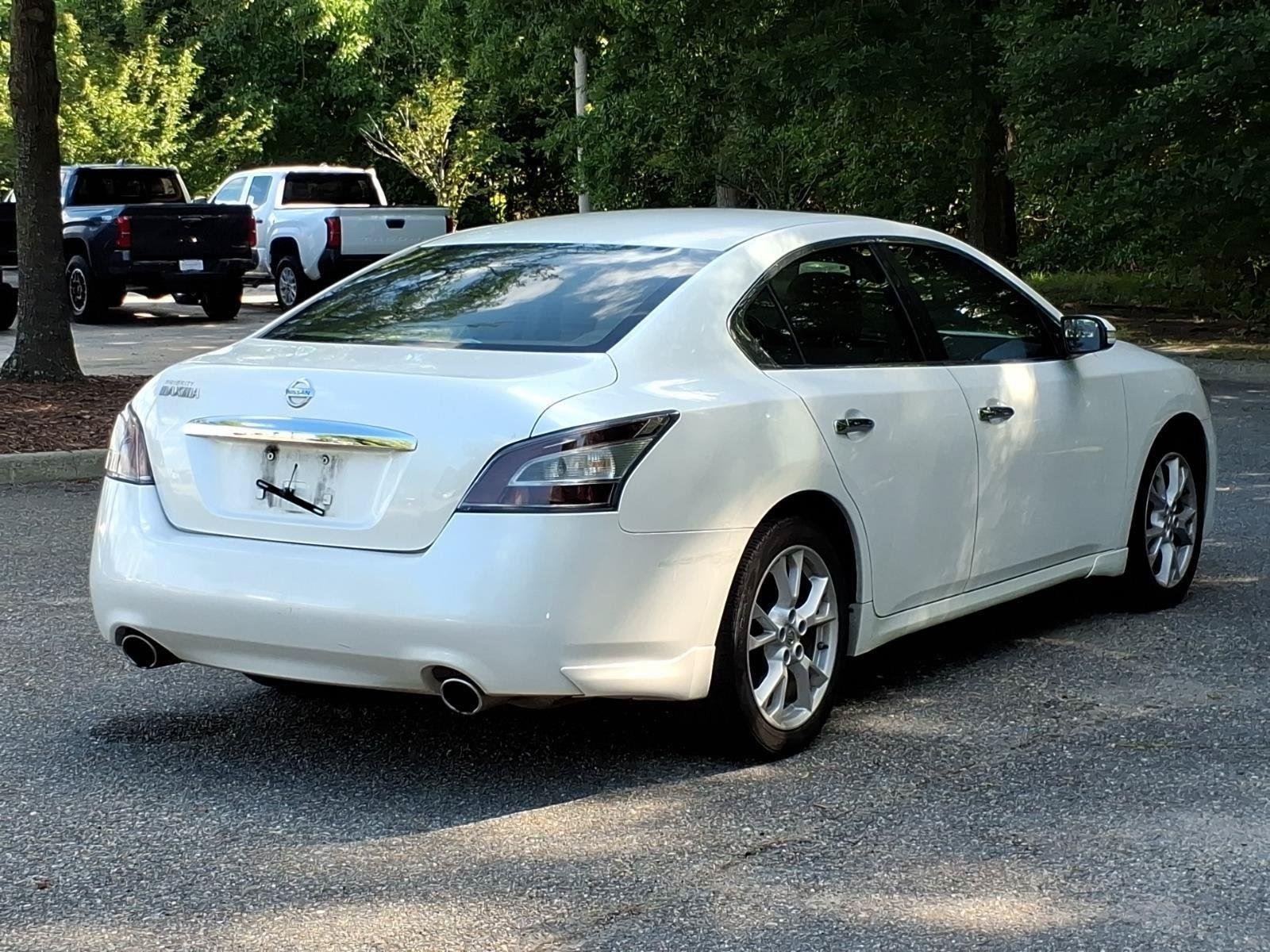 Used 2013 Pearl White Nissan 3.5 SV image 5