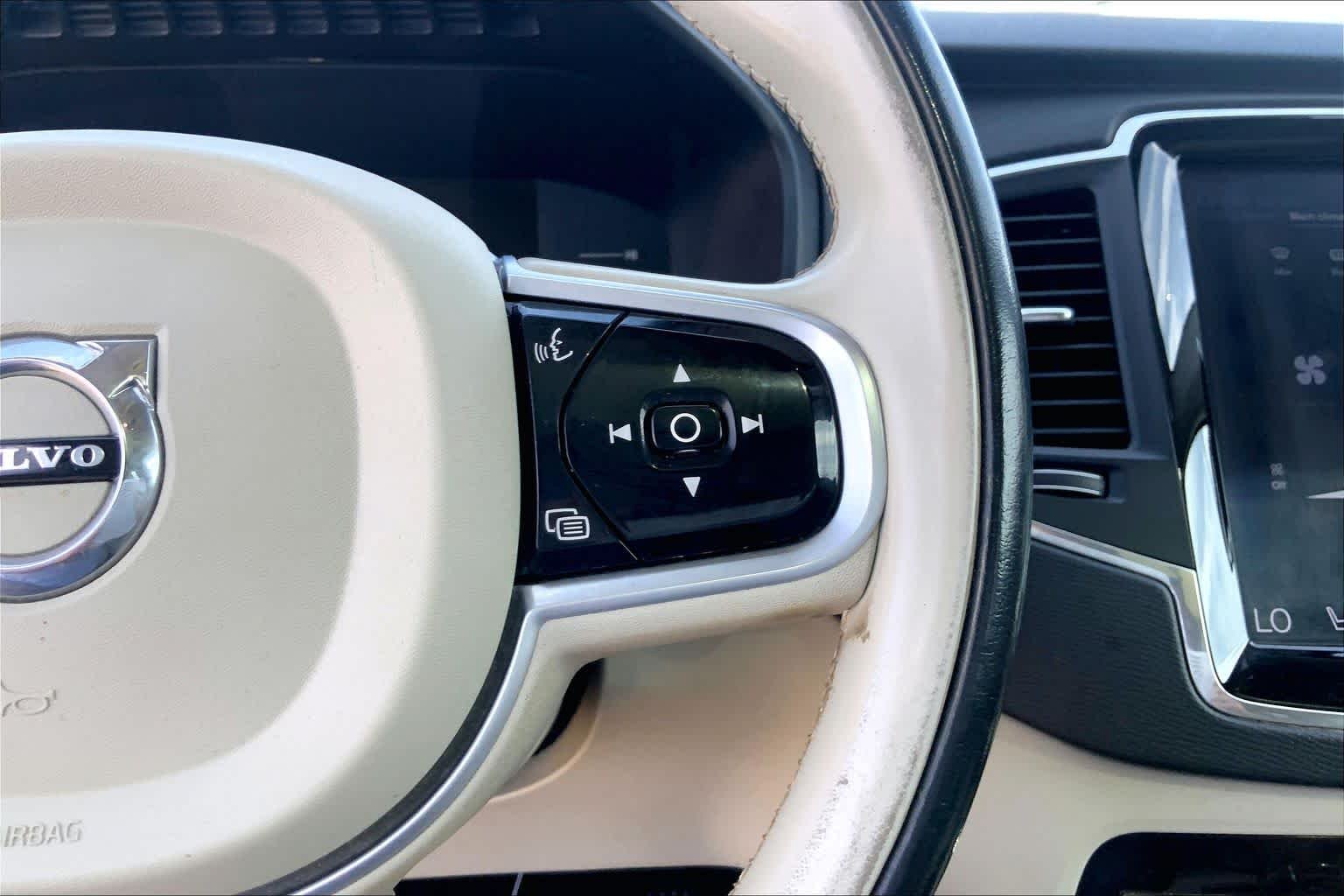 Used 2019 Onyx Black Metallic Volvo Momentum image 25