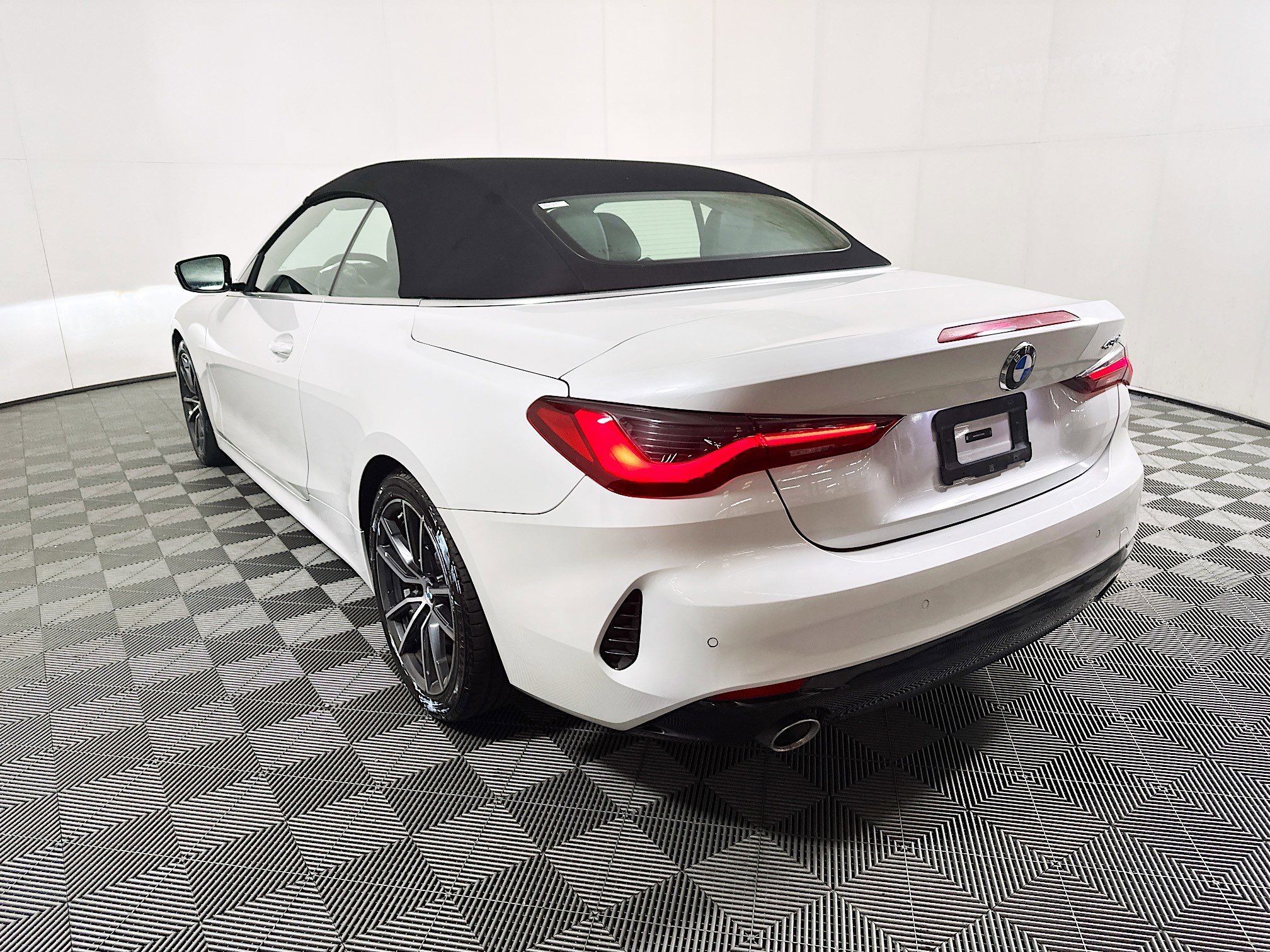 2025 BMW 4 thumbnail 7