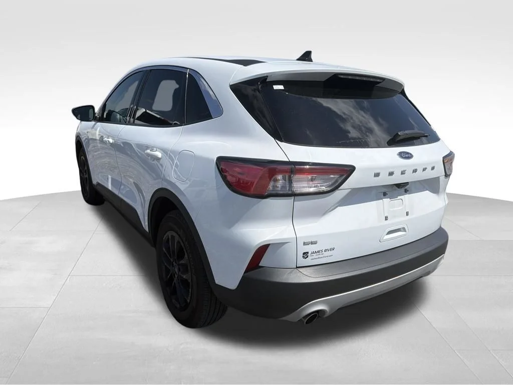 Used 2022 White Ford SE image 29
