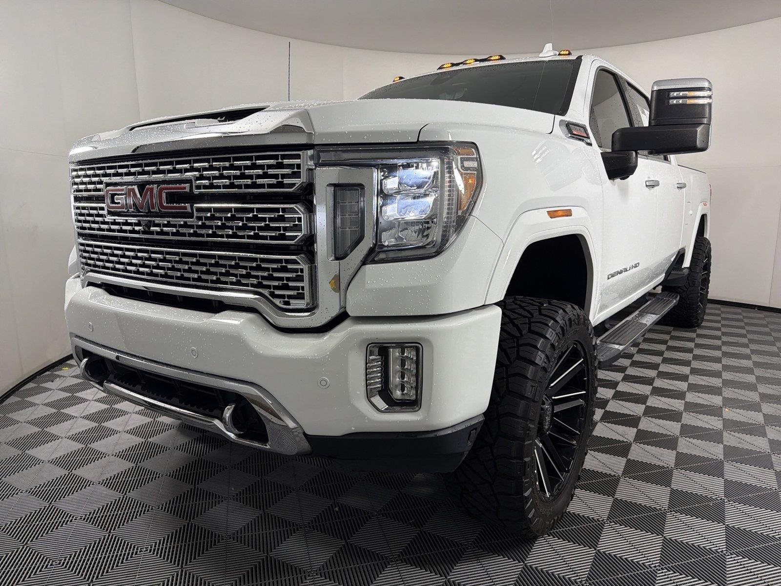 Used 2020 SUMMIT WHITE GMC Denali image 3