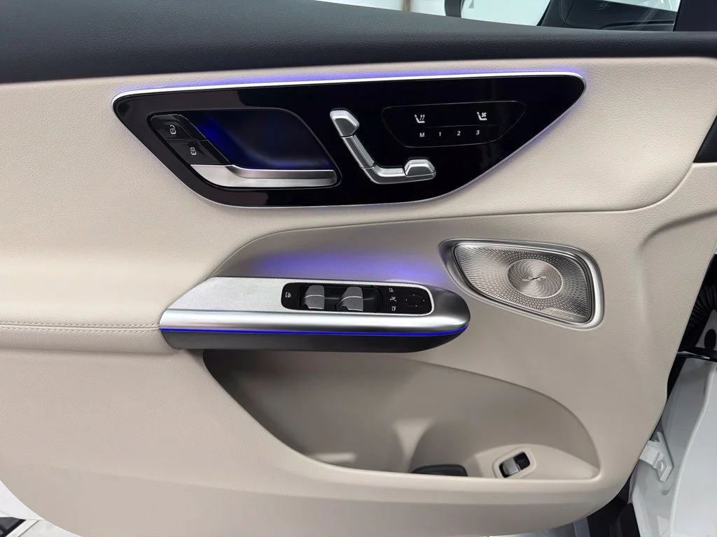 New 2027 White Mercedes-Benz GLC 300 image 19