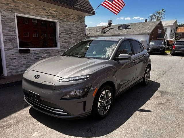 Used 2023 Gray Hyundai SE image 1