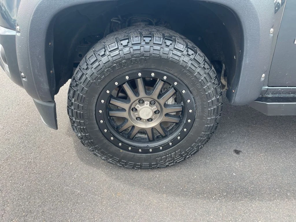 Used 2017 Gray Chevrolet Z71 image 16