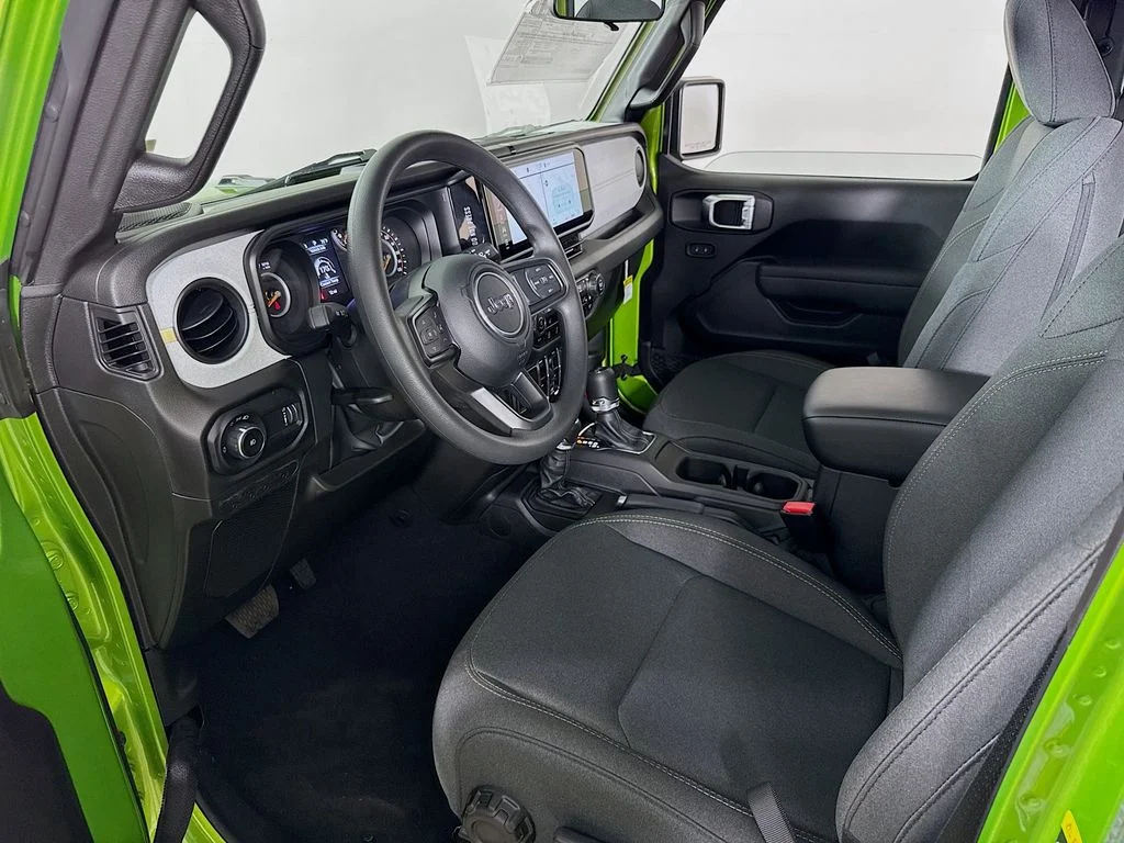 Used 2025  Jeep Sport image 23