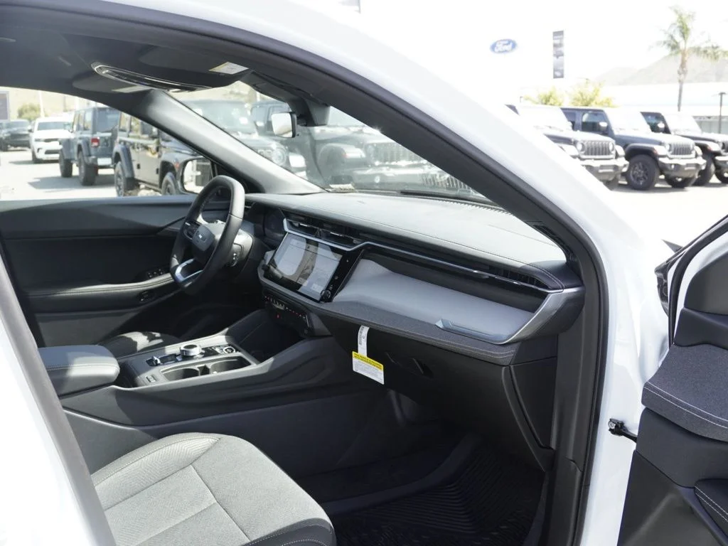 New 2026 Bright White Clear-Coat Exterior Paint Jeep Laredo image 22