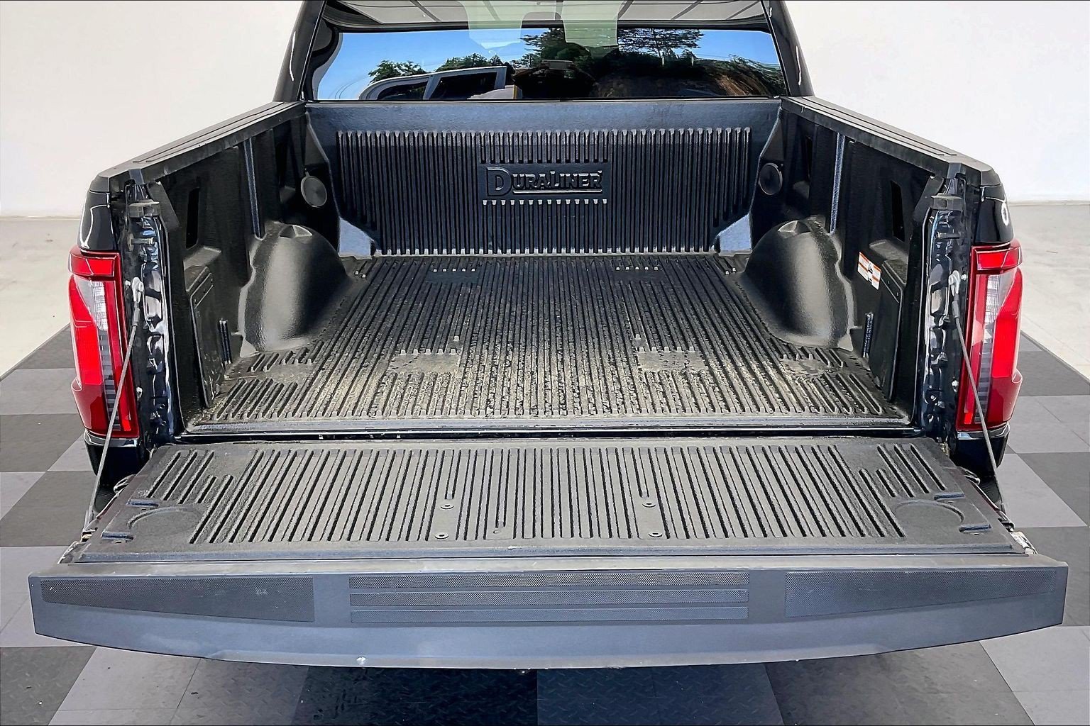 Used 2025 Agate Black Metallic Ford XLT image 28