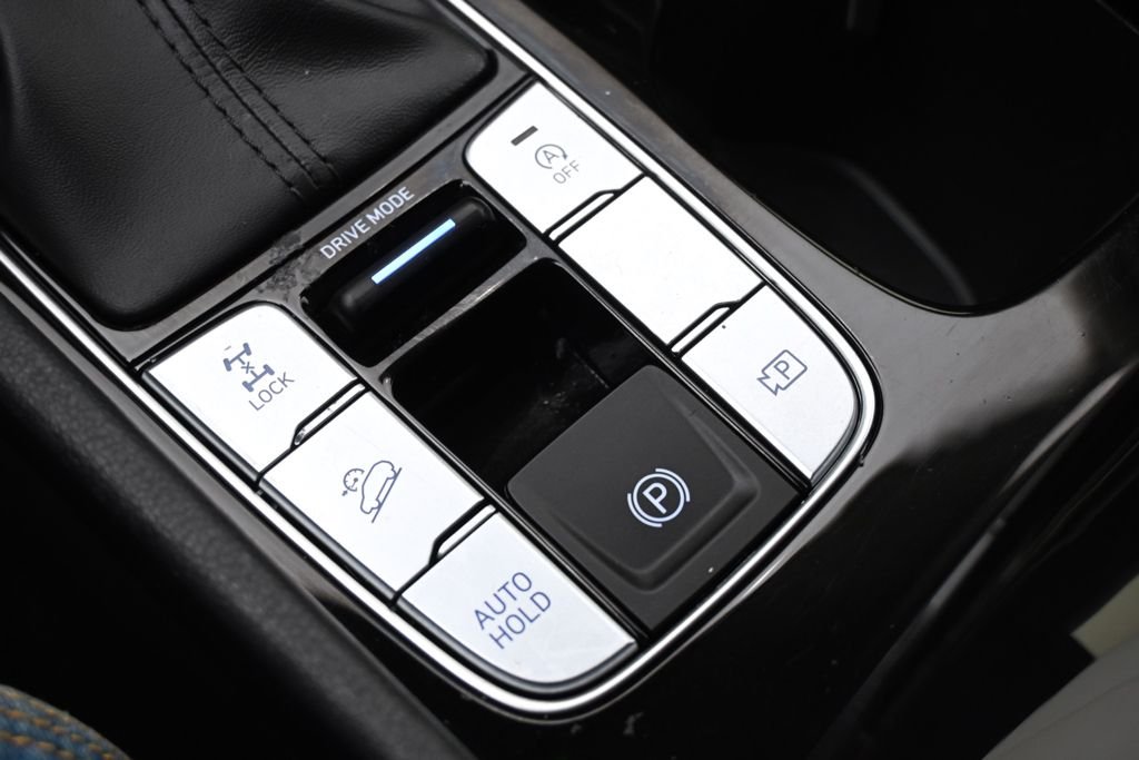 Certified Used 2025 Phantom Black Hyundai SE image 27