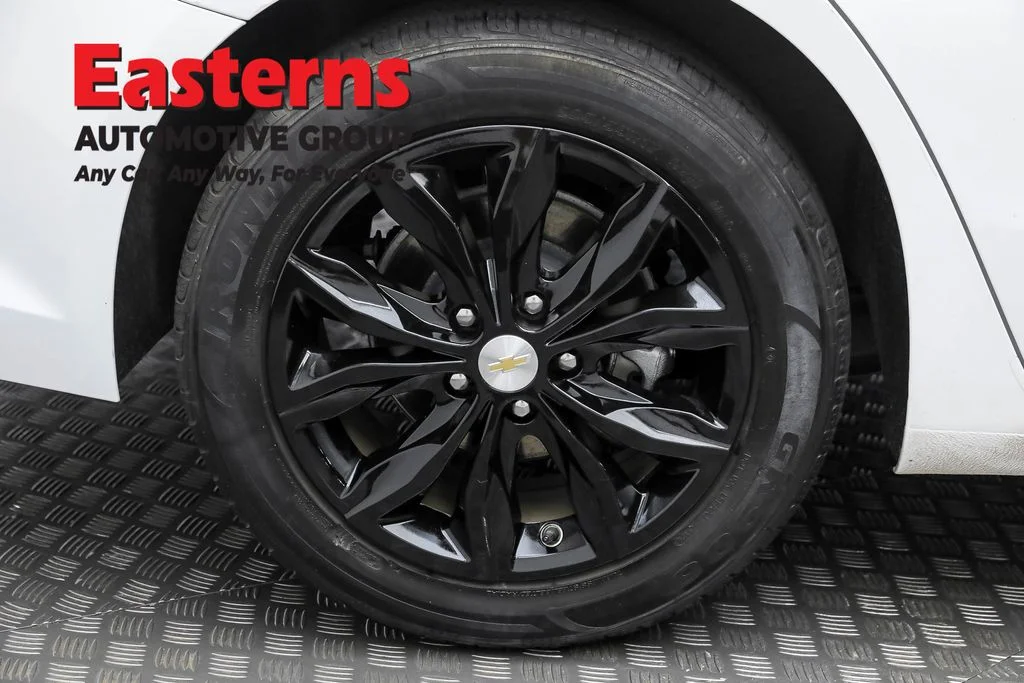 Used 2022 White Chevrolet LT image 29