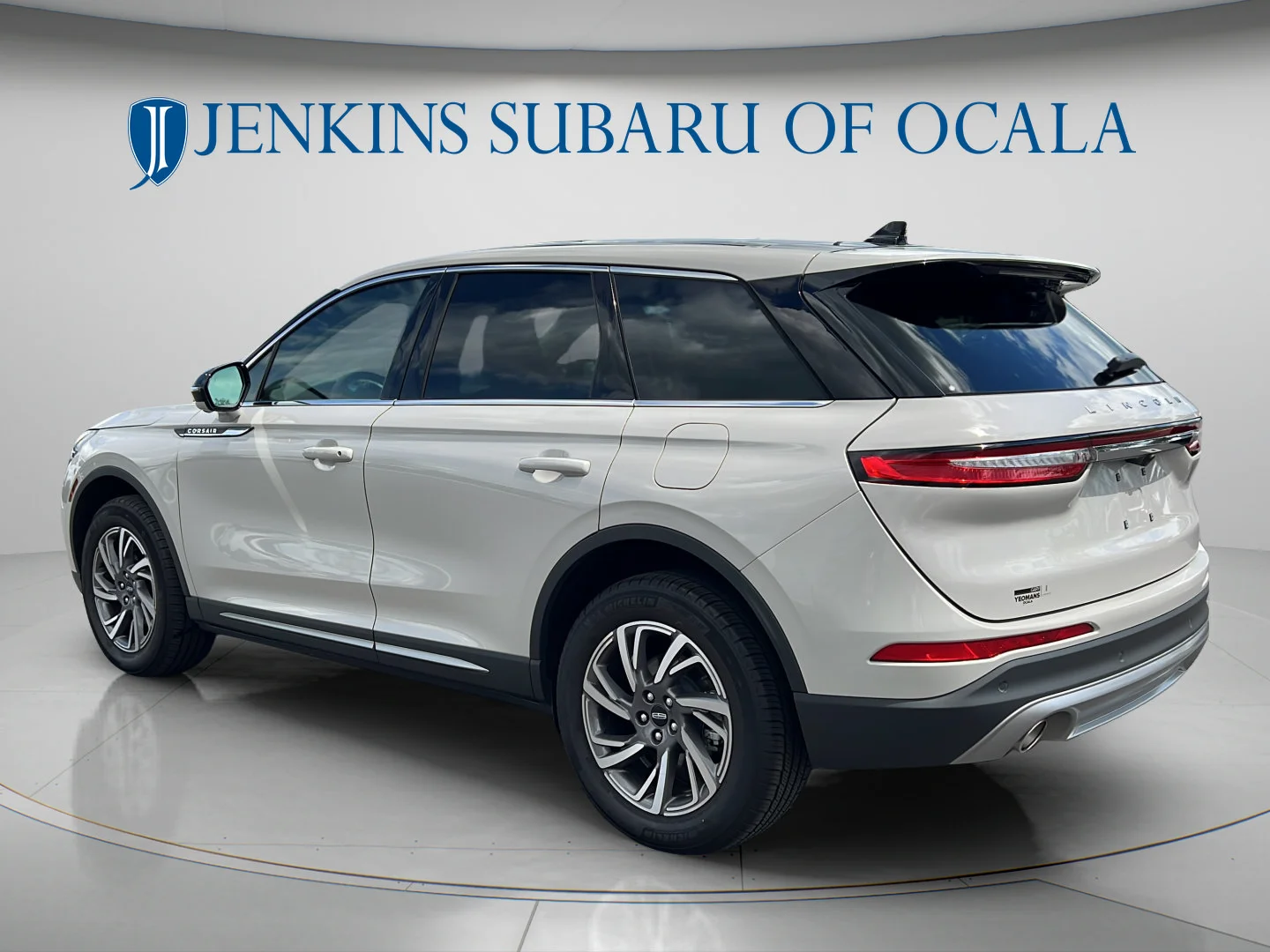 Used 2024 Pearl Metallic Lincoln Premiere image 5