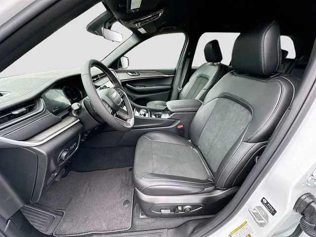 New 2026 Bright White Clear-Coat Exterior Paint Jeep Altitude image 15