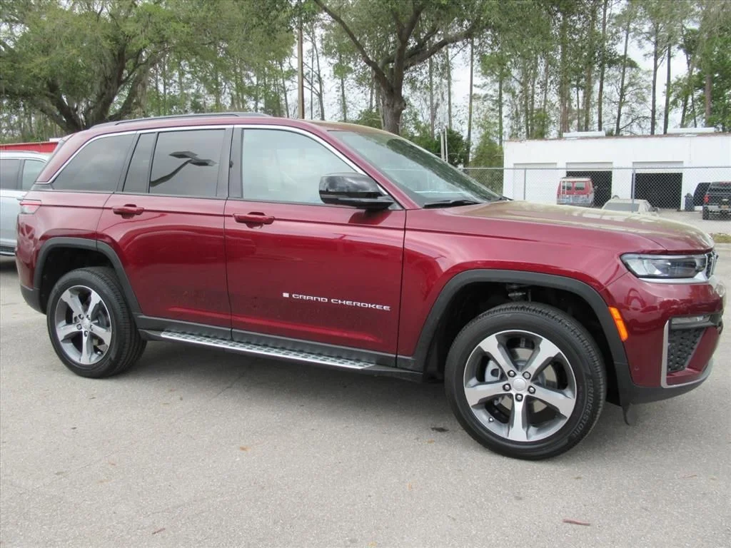 New 2026 Velvet Red Pearl-Coat Exterior Paint Jeep Limited image 2