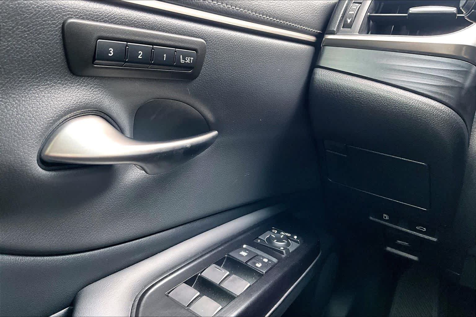 Used 2020 Eminent White Pearl Lexus  image 36