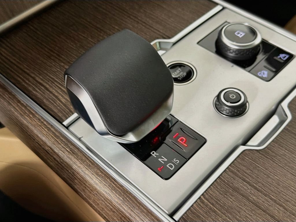 New 2027 Belgravia Green Land Rover SE image 17
