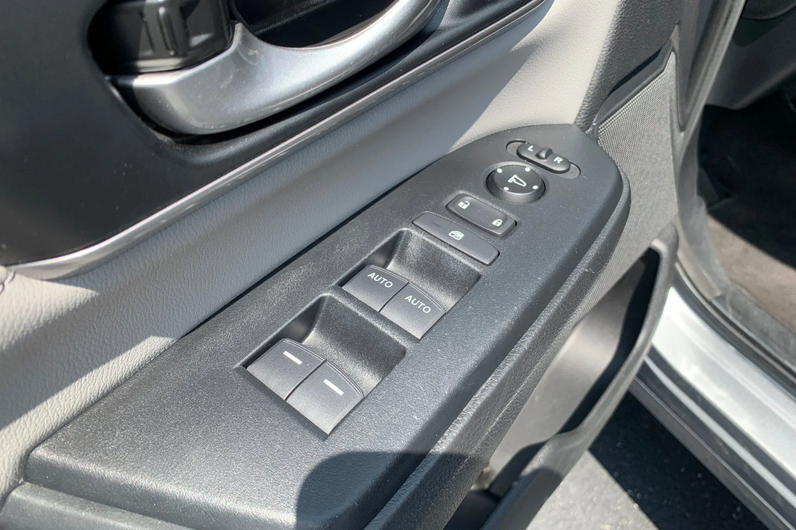 Used 2022 Silver Honda EX-L image 14