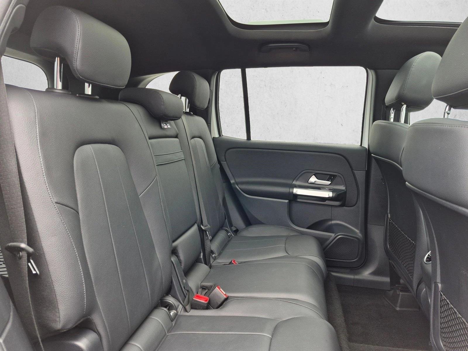 Used 2023 Polar White Mercedes-Benz GLB 250 image 22