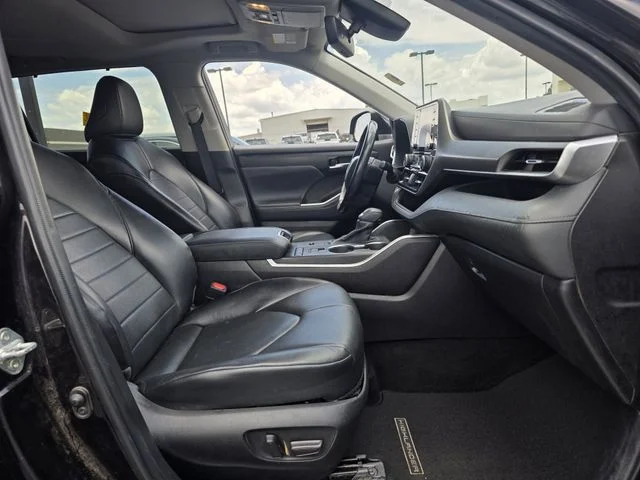 Used 2022 Black Toyota XLE image 27