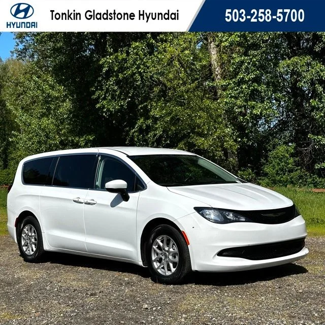 2023 Chrysler Voyager LX's photo