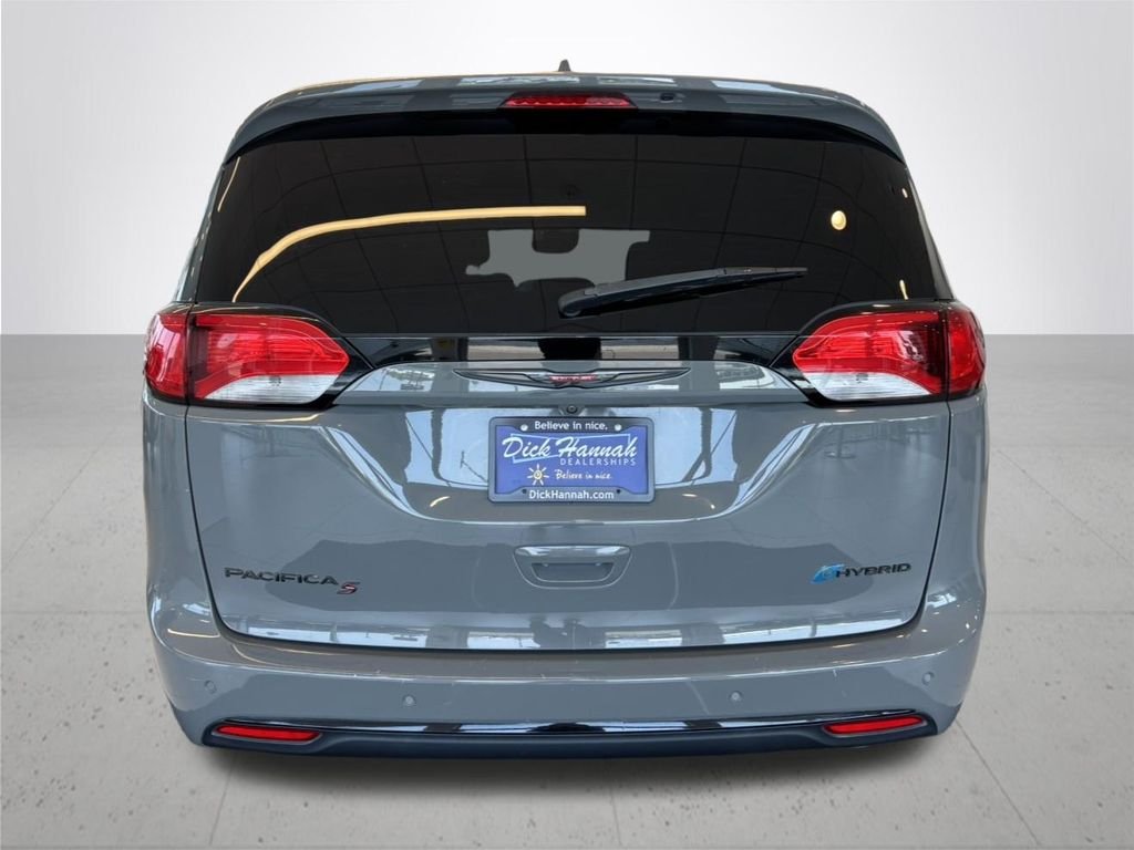 Used 2020 Gray Clearcoat Chrysler Limited image 8