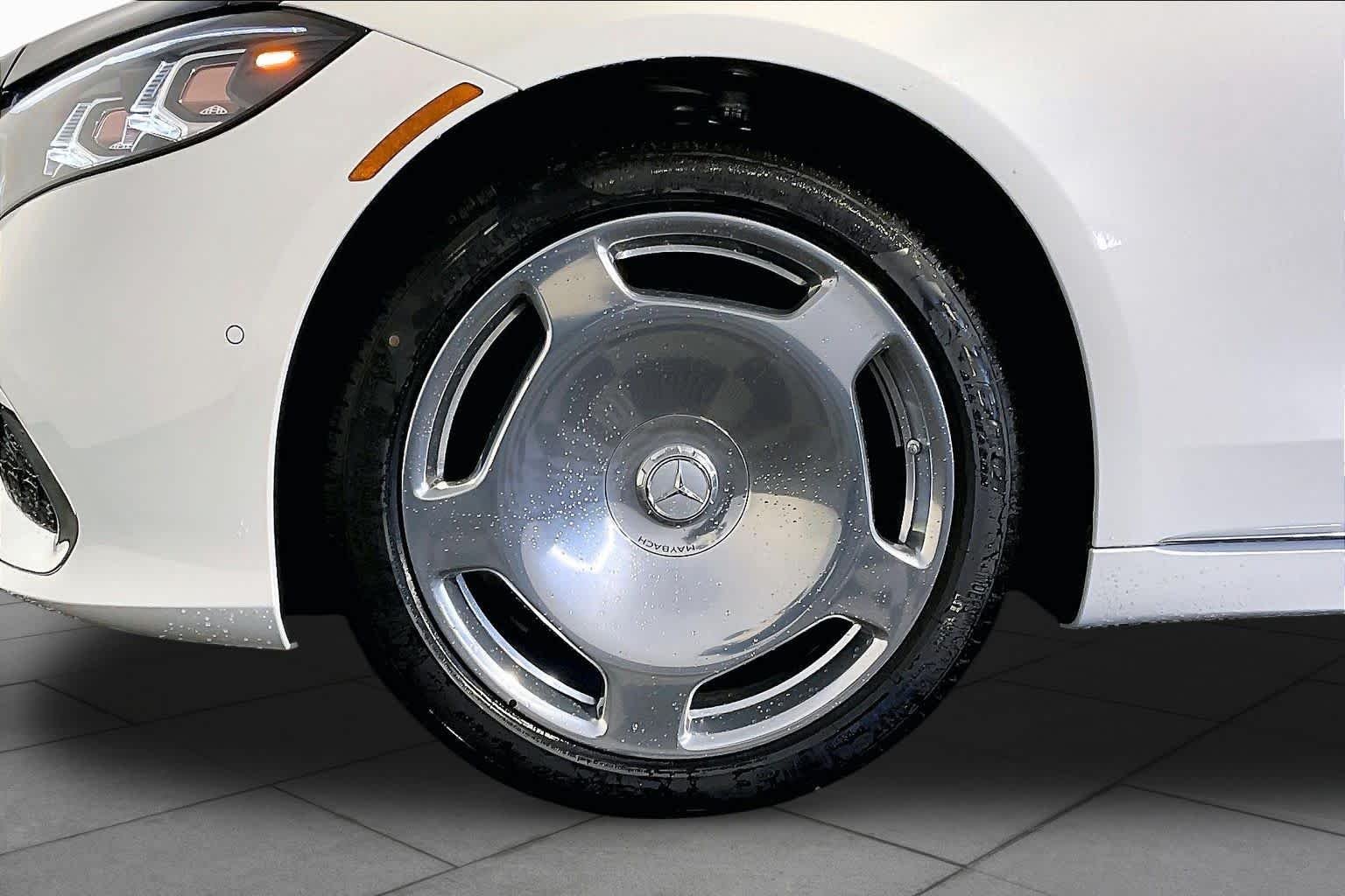 New 2027 MANUFAKTUR Moonlight White Metallic Mercedes-Benz Maybach S 580 image 17