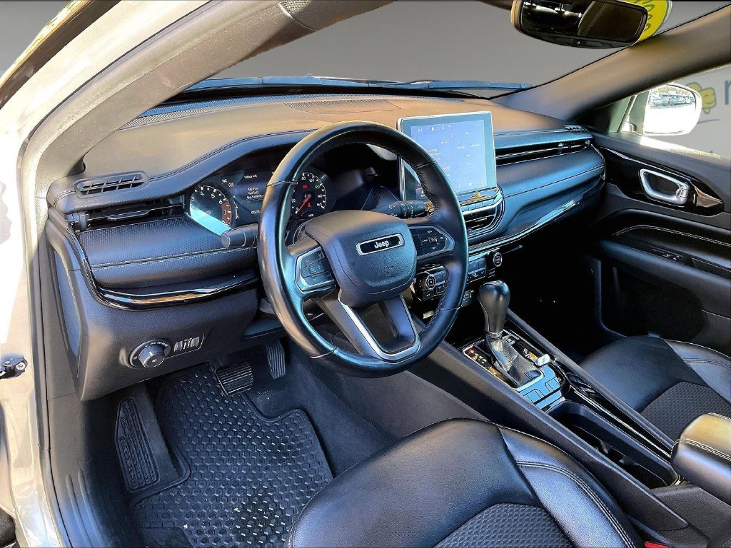 Used 2022 Silver Jeep Latitude image 8