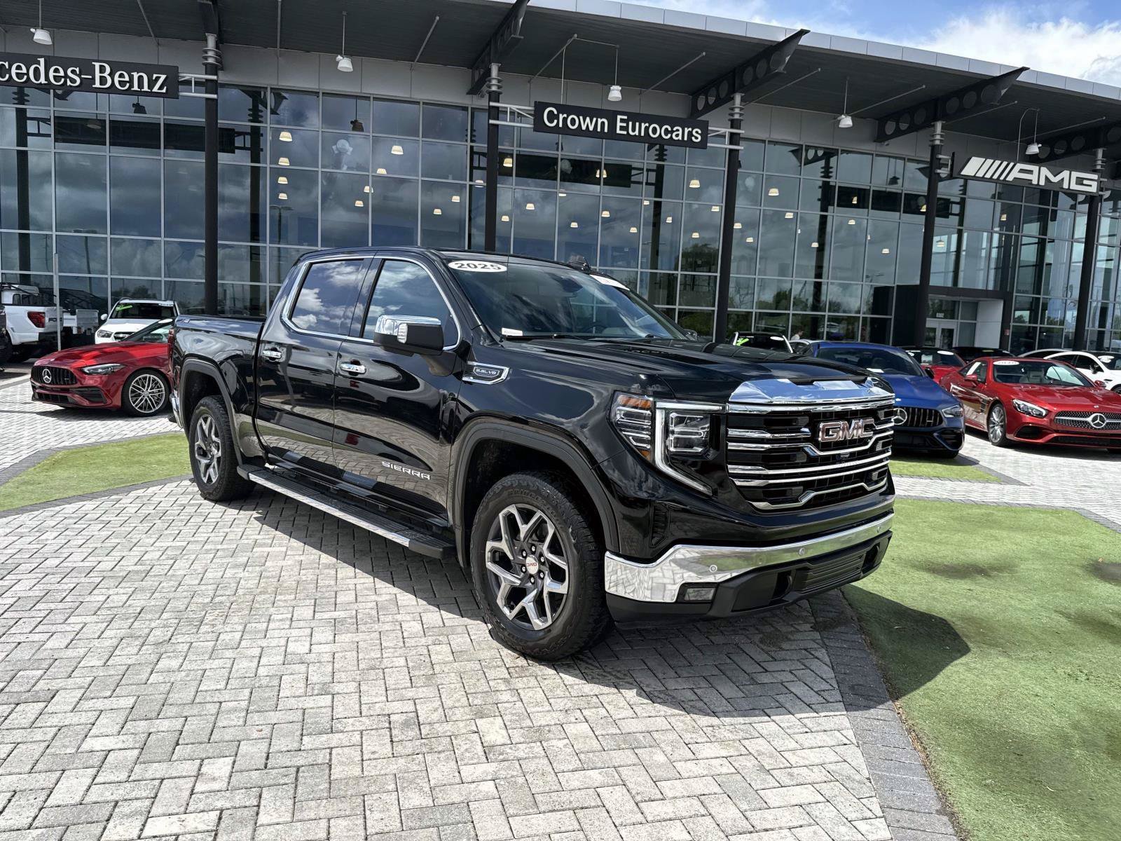 Used 2025 Onyx Black GMC SLT image 7