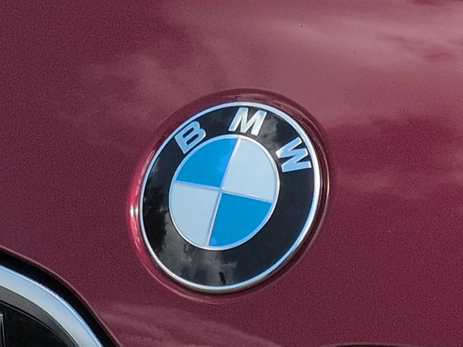 New 2026 Vegas Red Metallic BMW xDrive28i image 11