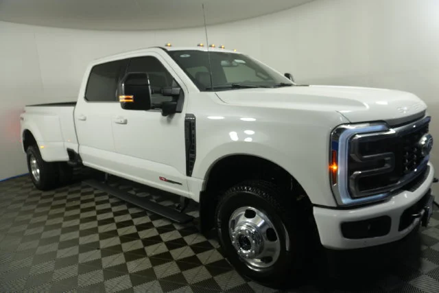 New 2027 Star White Metallic Tri-Coat Ford F-350® Platinum® image 1