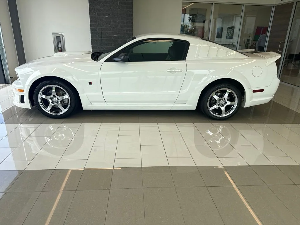 Used 2005 White Ford GT Deluxe image 2