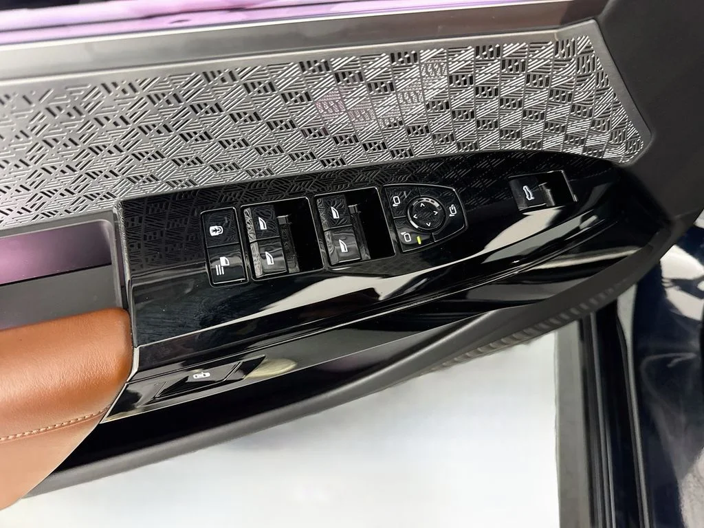Used 2023 Black BMW xDrive60 image 18