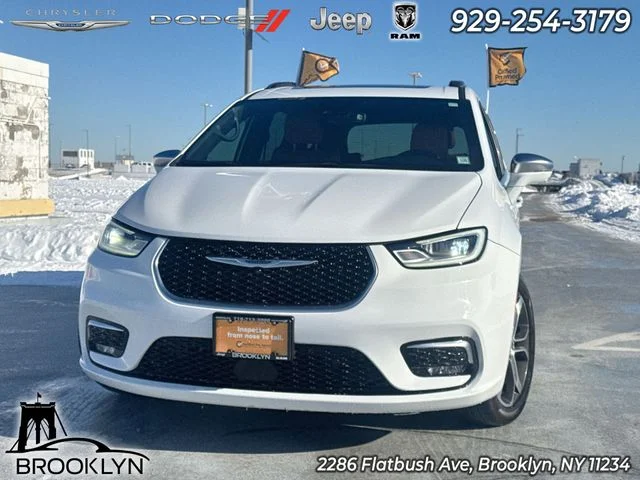 2022 Chrysler Pacifica Pinnacle's photo