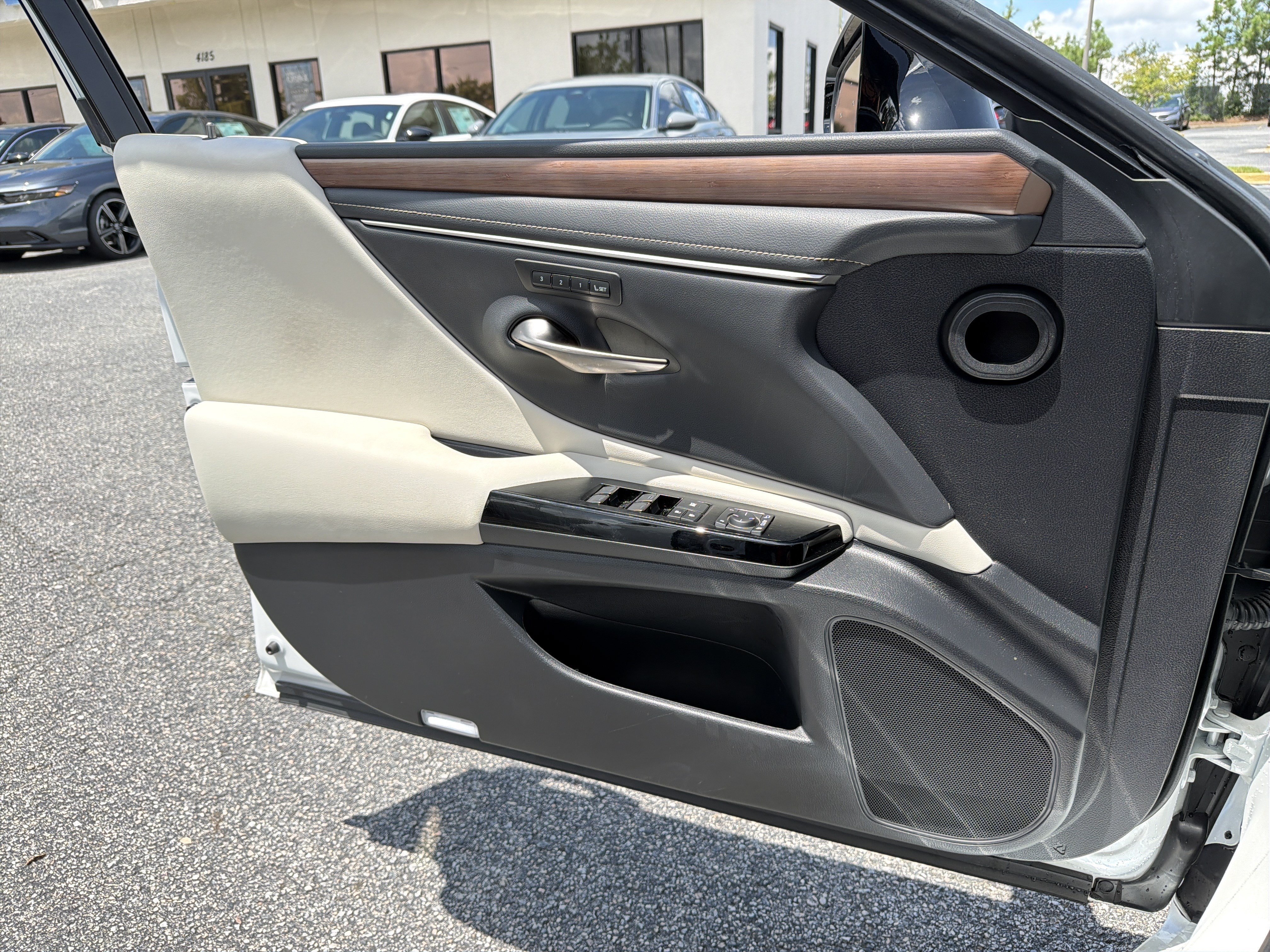 Used 2024 Eminent White Pearl Lexus ES 350 image 18