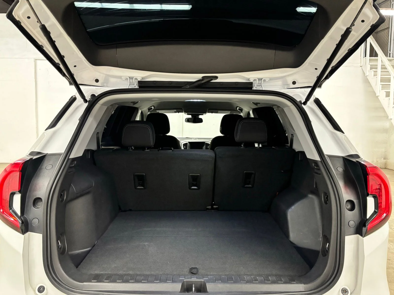Used 2024 White GMC SLE image 22