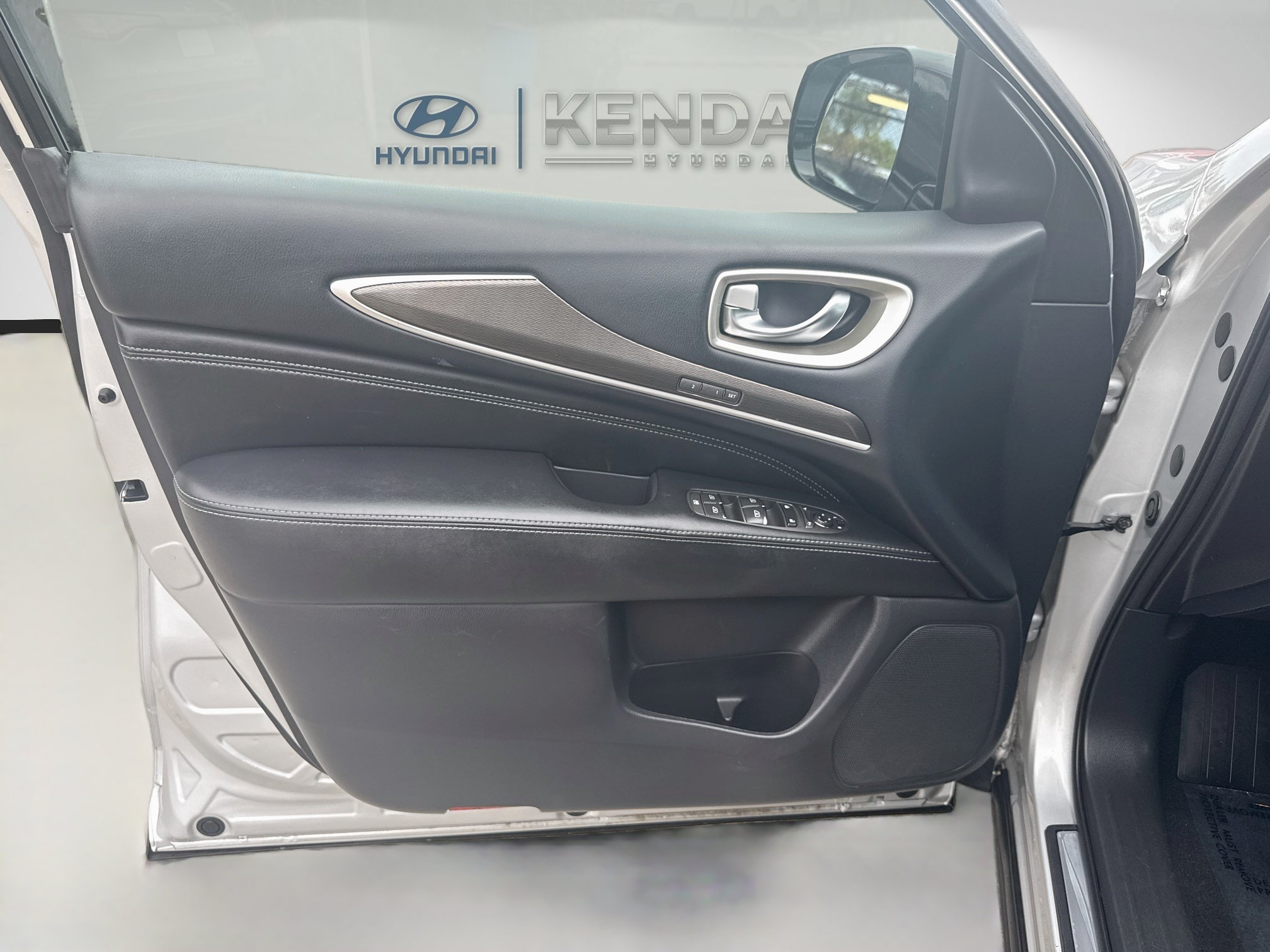 Used 2017 Liquid Platinum INFINITI Base image 17