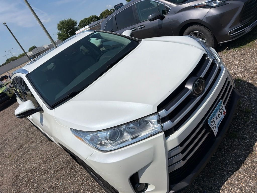 Used 2018 White Toyota XLE image 1
