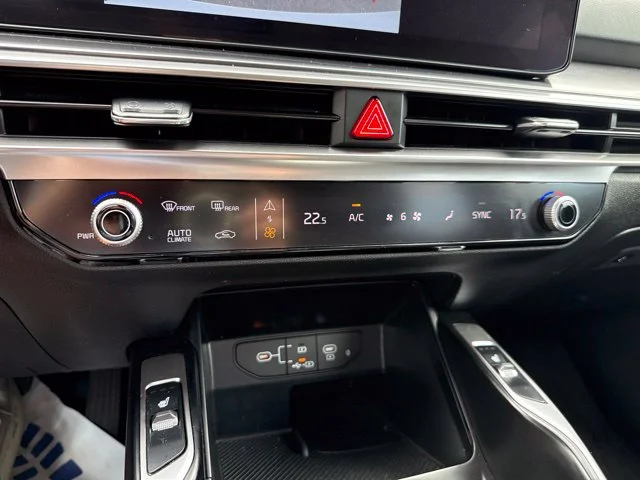 Used 2025  Kia X-Line EX image 29