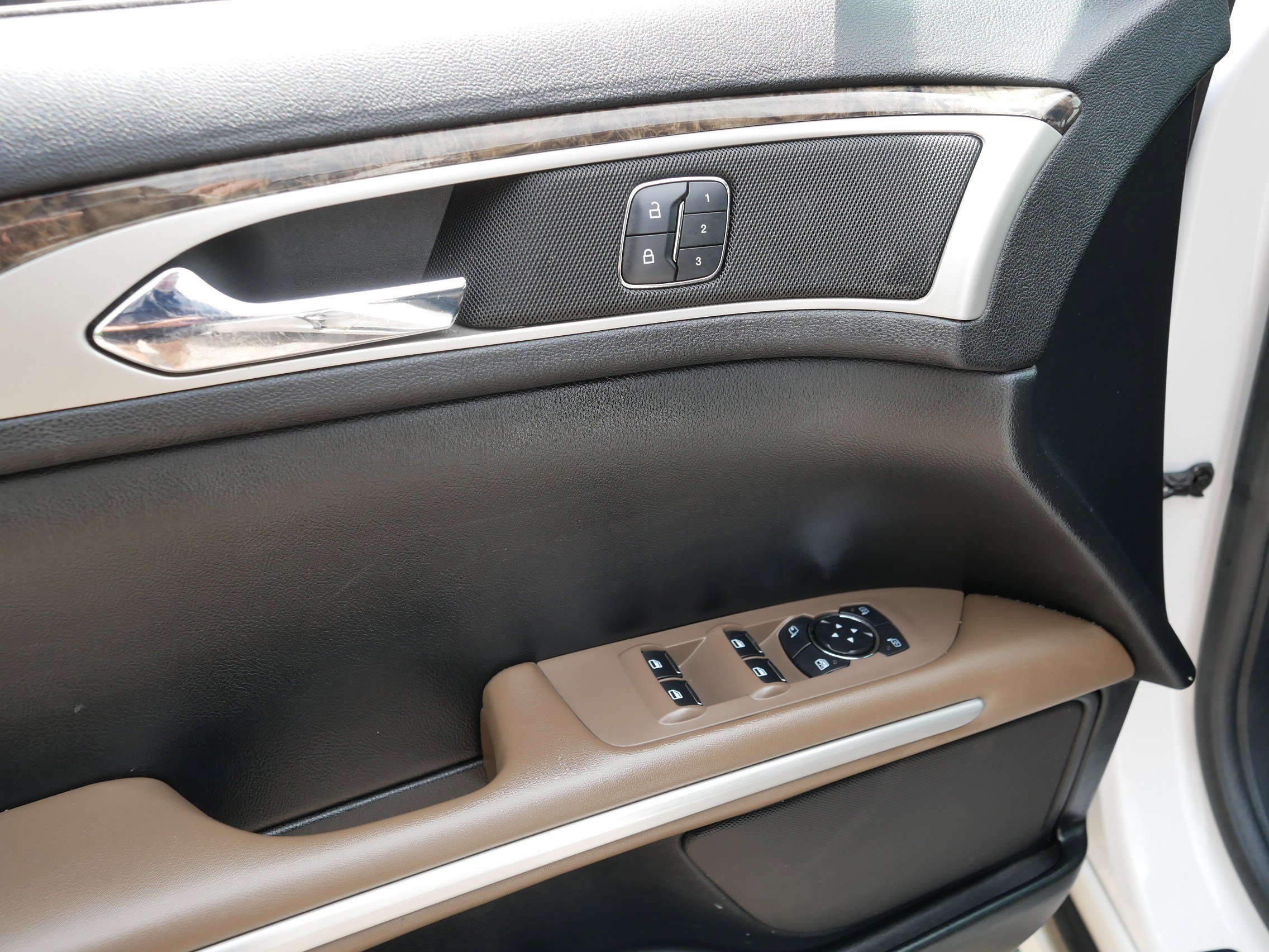 Used 2015 White Platinum Metallic Tri-Coat Lincoln Hybrid image 19