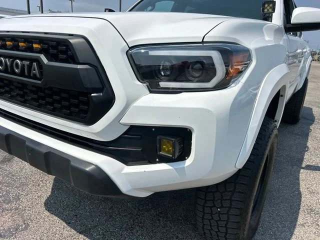 Used 2017 White Toyota SR5 image 9