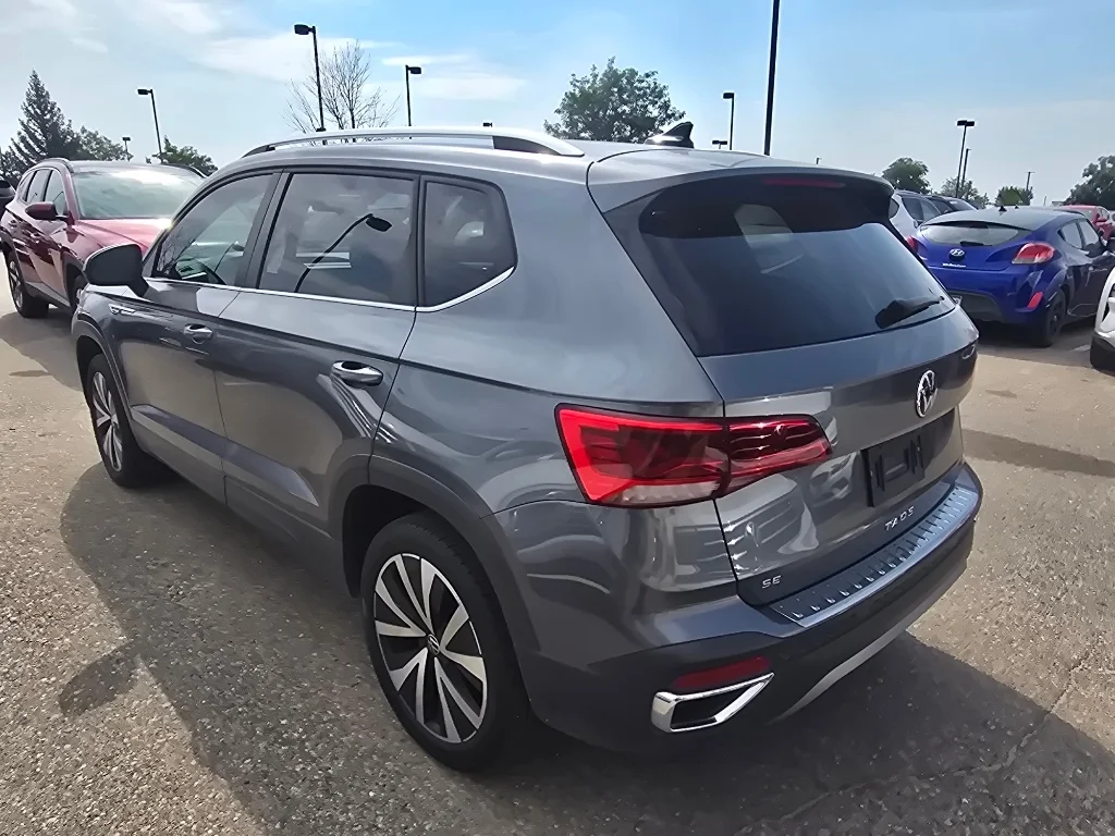 Used 2022 Platinum Gray Metallic Volkswagen SE image 3