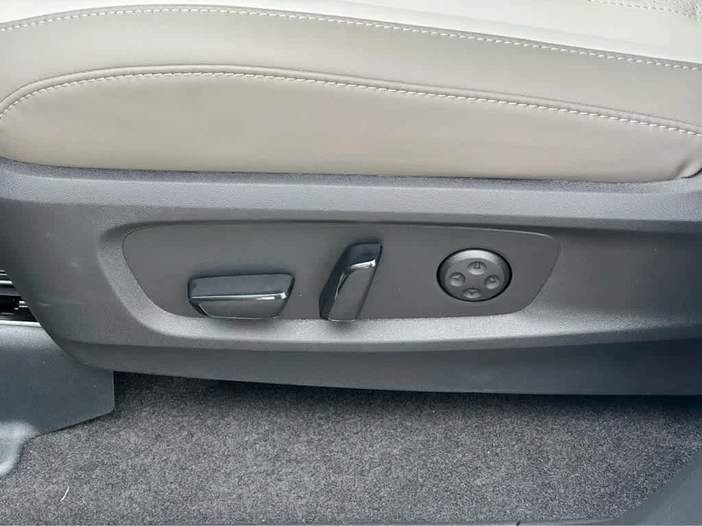 New 2027 RADIANT WHITE INFINITI Luxe AWD image 18